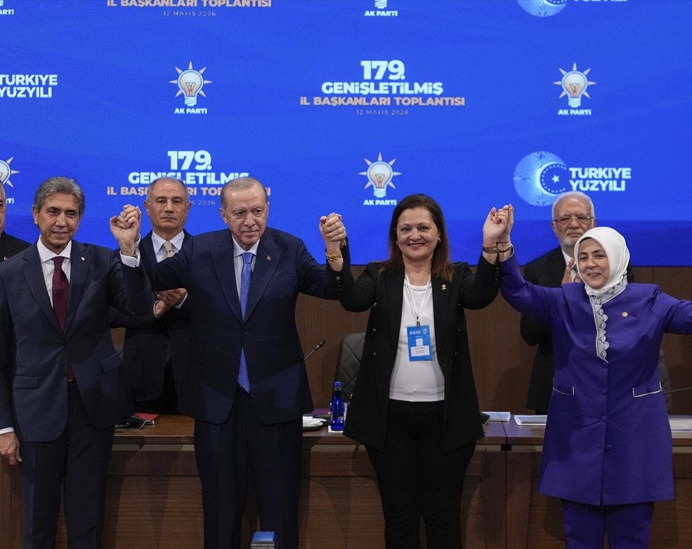 AFYONKARAHİSAR’DA SİYASETİ SARSAN GEÇİŞ: BURCU KÖKSAL AK PARTİ’YE KATILDI
