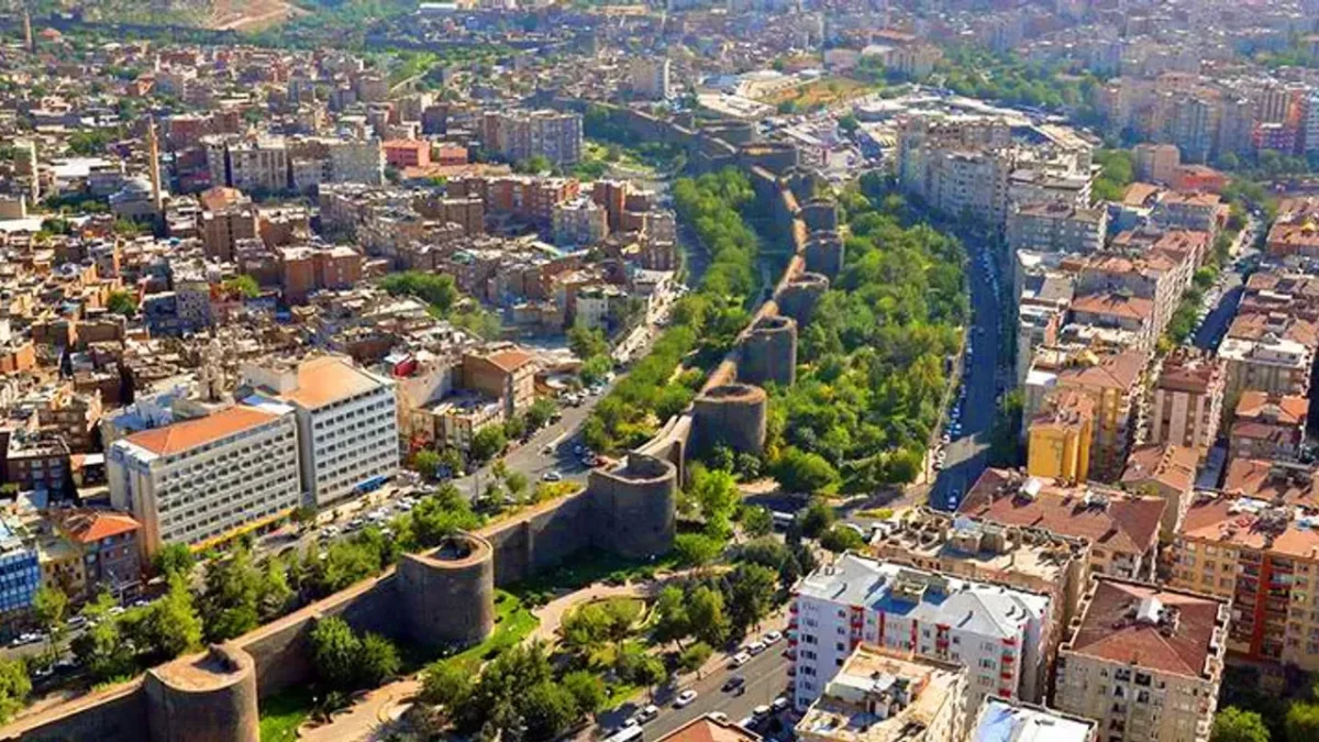 Diyarbakır’da dikkat çeken temas trafiği: Şehir O İsime Hazırlanıyor