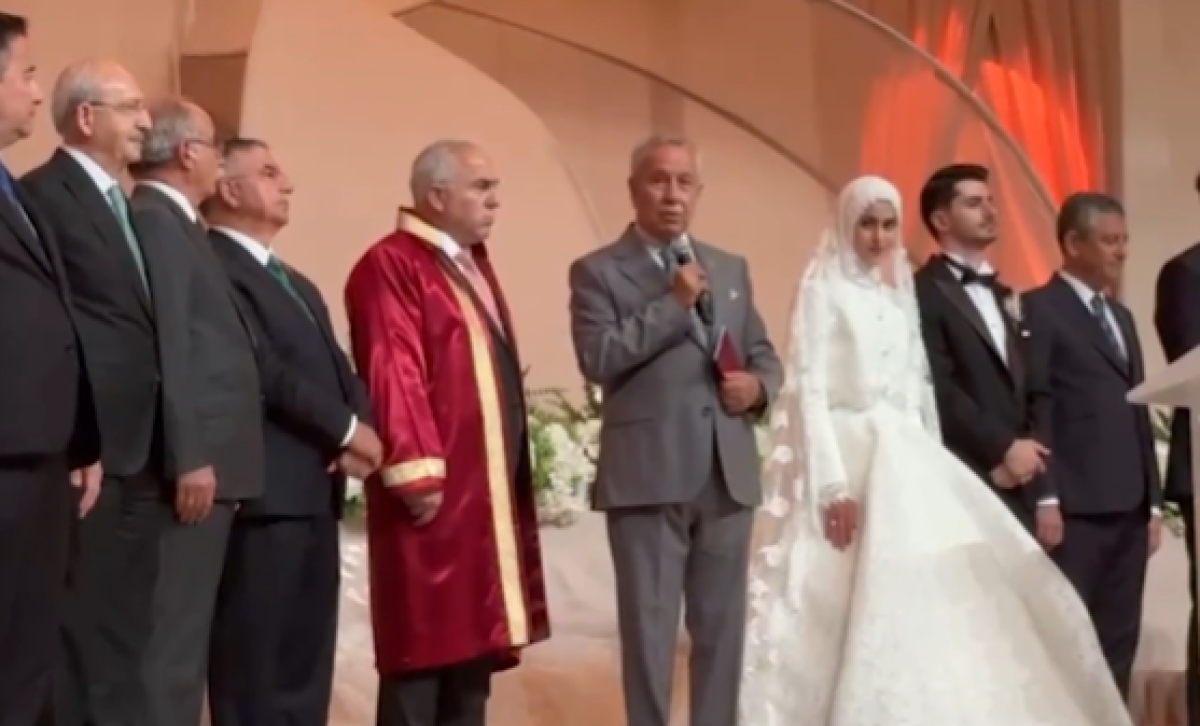 Bülent Arınçtan Melih Gökçeke Sert Gönderme Ağzında Sakız Şak Şak Utanarak İzledim