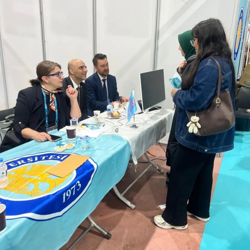Dicle Üniversitesi Öğrencileri Kariyer Fuarında Geleceğe Yön Verdi
