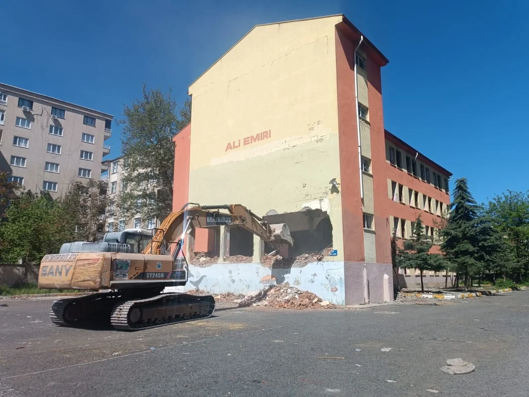 Diyarbakır’da Atıl Durumdaki Ali Emiri İlköğretim Okulunun Yıkımına Başlandı