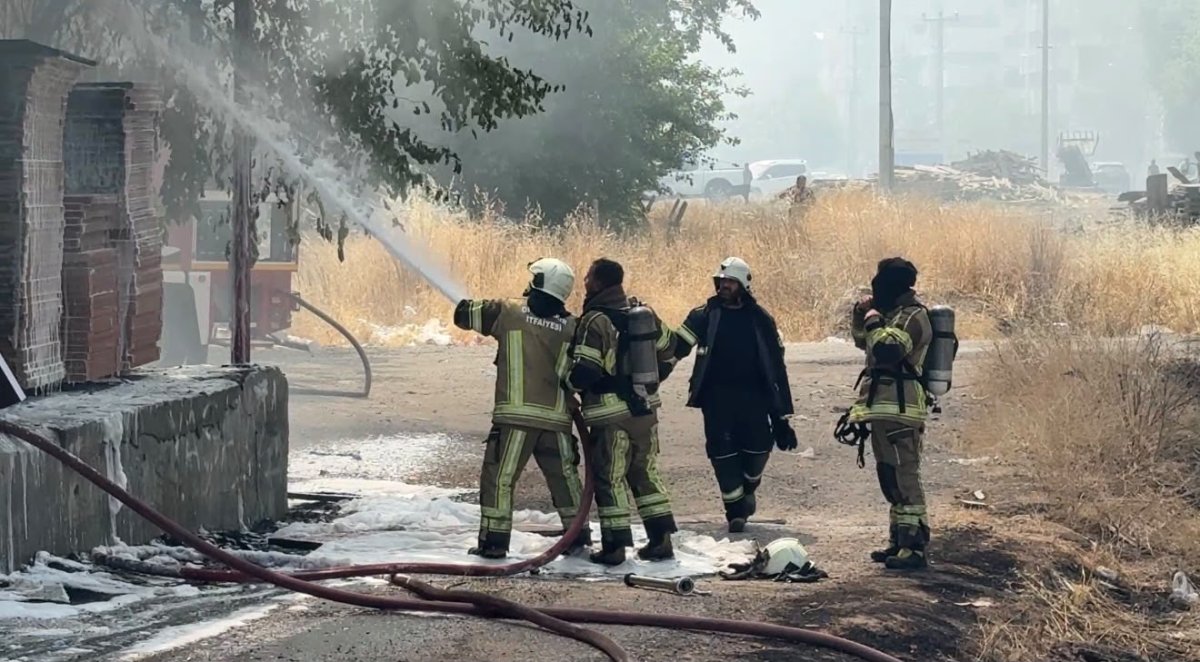 Kayapınar'da Marangoz Atölyesinde Yangın Çıktı, İki Kişi Yaralandı