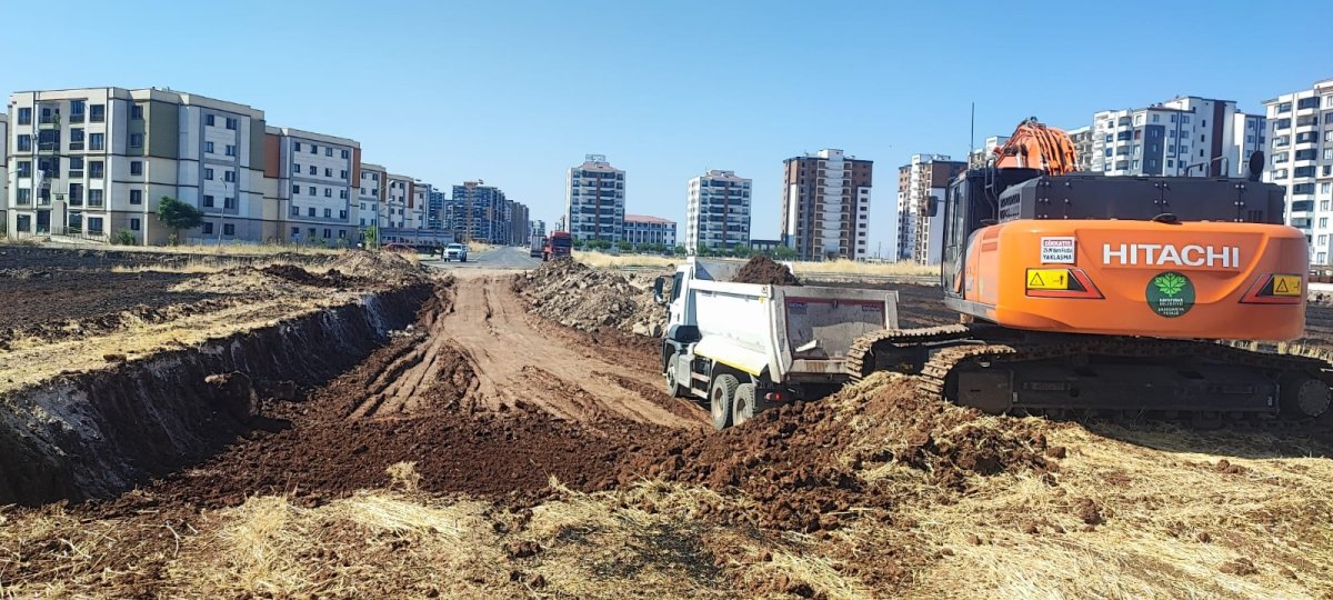 Kayapınar Belediyesi Yeni Yerleşim Alanlarında Ulaşımı Rahatlatacak İmar Yollarını Açıyor