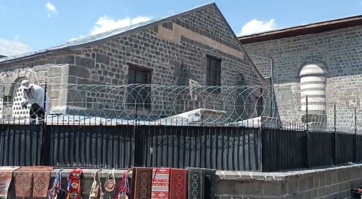 Diyarbakır Ulu Camii’ne Tel Örgülü Güvenlik Önlemi Tepki Çekti