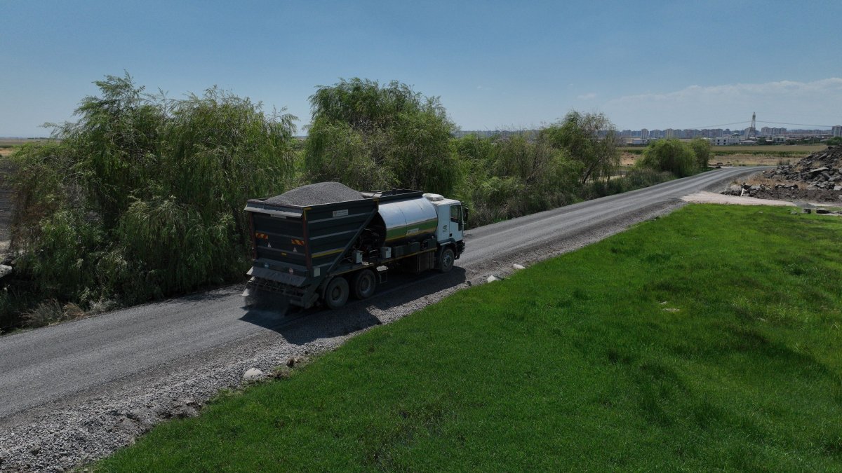 Diyarbakır’ın Kırsalında Yol Seferberliği Hız Kesmeden Sürüyor