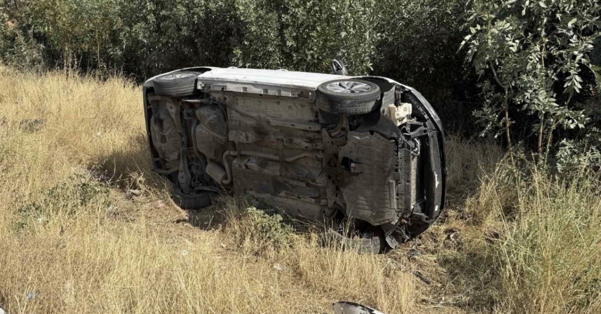 Virajı Alamayan Otomobil Devrildi