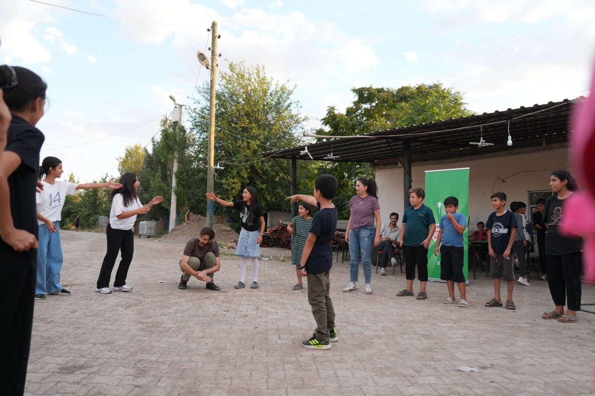 Sur'da Çocuklar Gezici Müzik Atölyesiyle Sanatla Buluştu