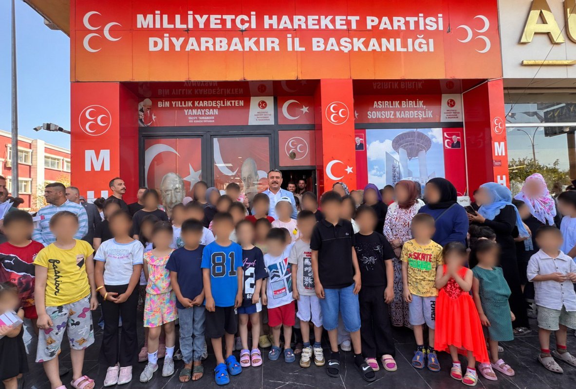 MHP Diyarbakır’dan öğrencilere eğitim desteği