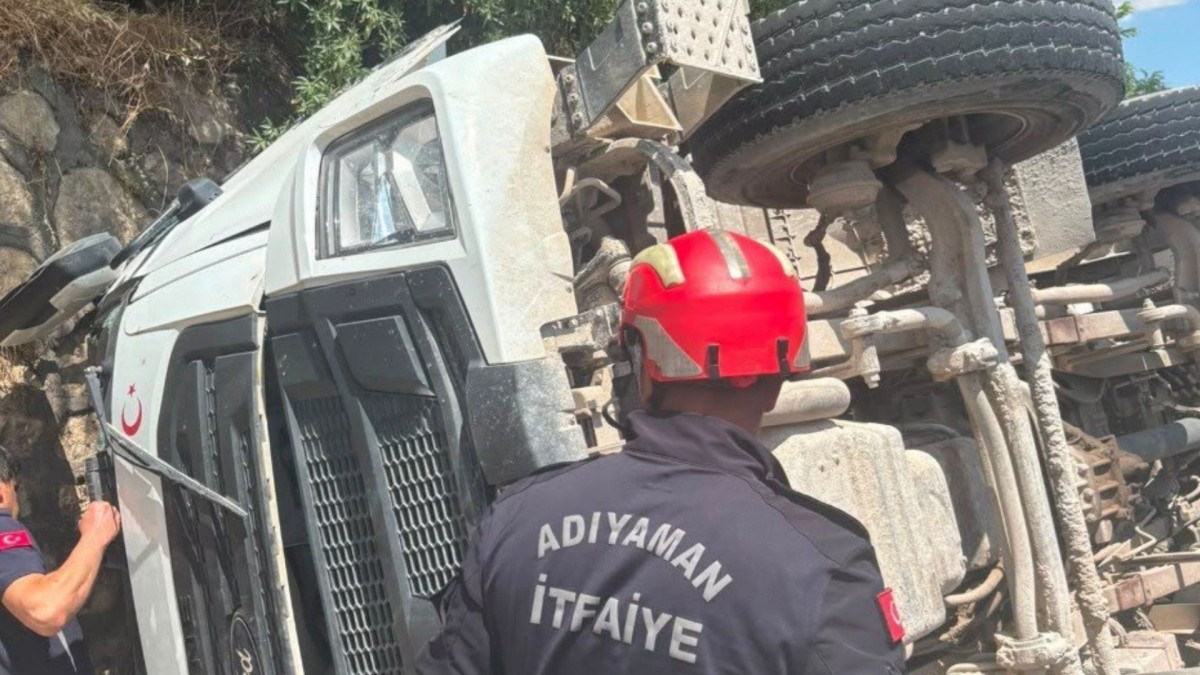 Adıyaman'da beton mikseri devrildi: Adıyaman Belediyesi İtfaiyesi’nden zamanla yarışan kurtarma  - Videolu Haber