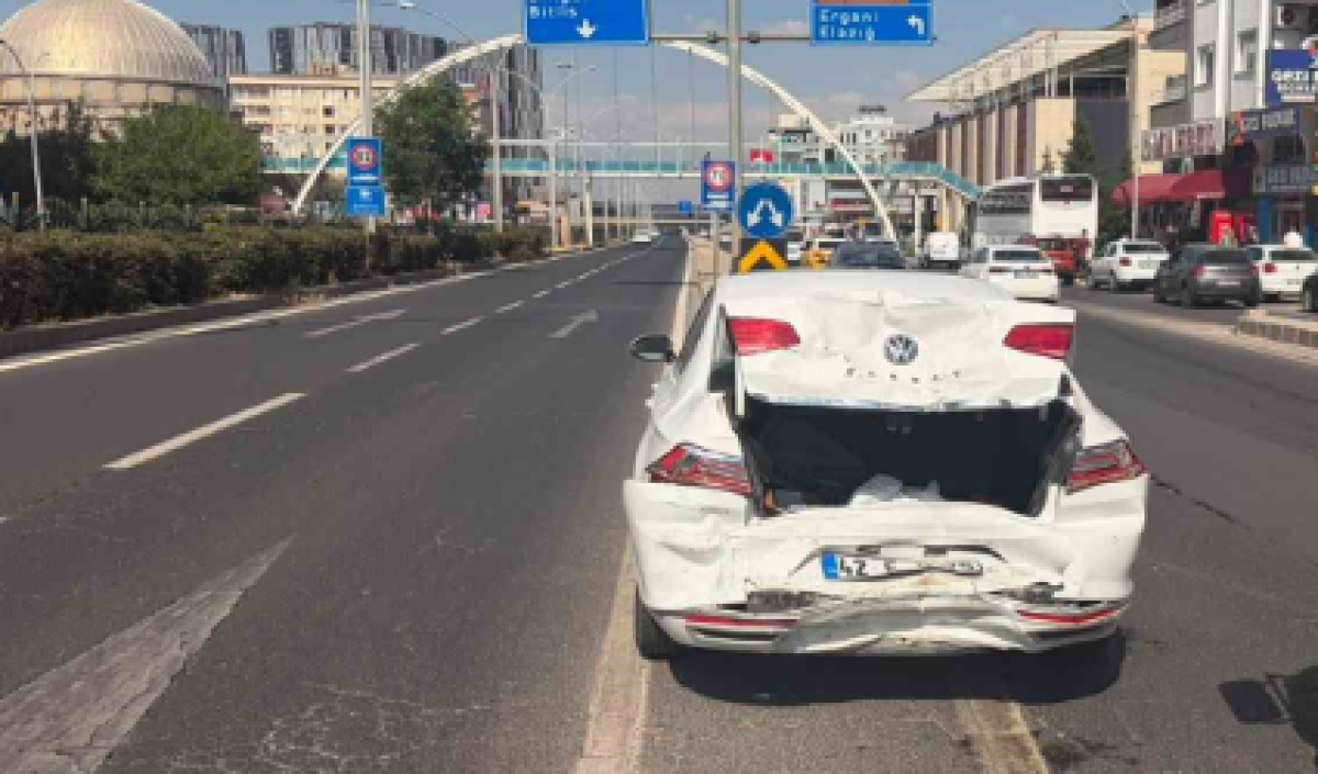 Diyarbakır'da Trafik Kazası: 7 Aylık Hamile Sürücü Hastaneye Kaldırıldı