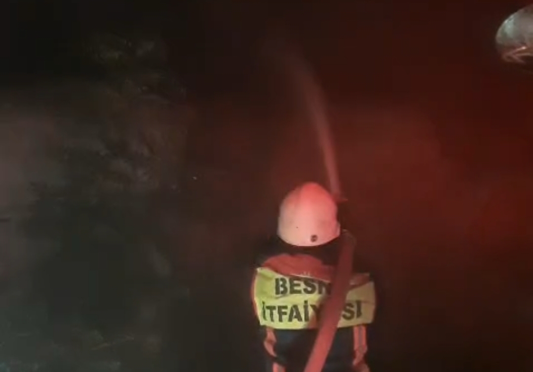 Besni’de iki katlı ev alev alev yandı