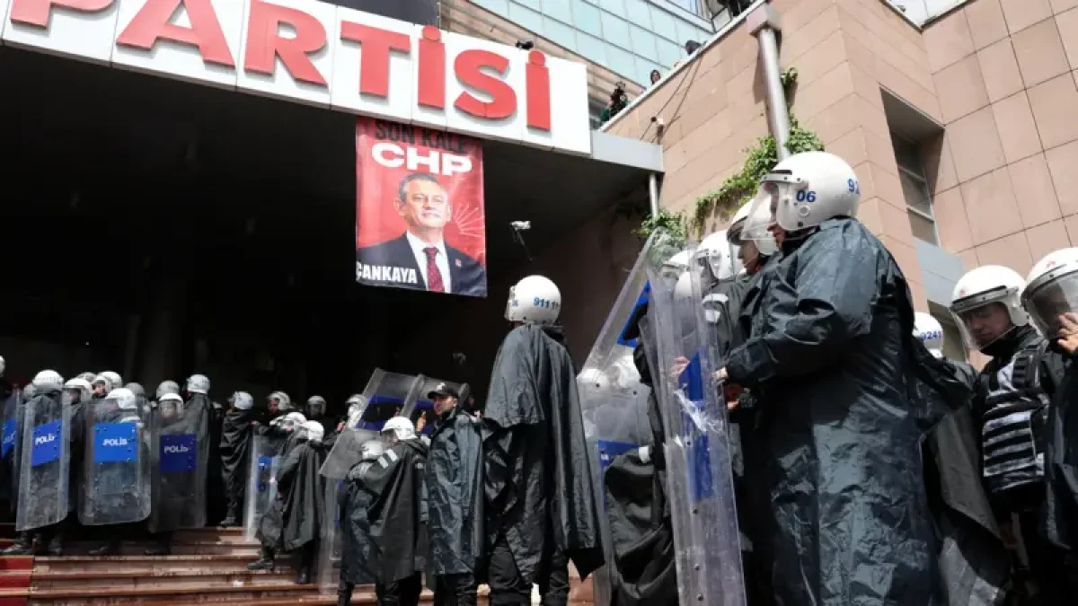 CHP Genel Merkezi Önünde Gerilim: Taraflar Karşı Karşıya Geldi