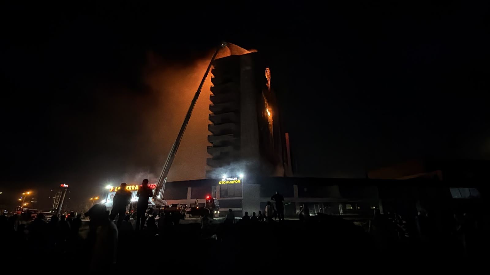 Diyarbakır’da Ay Yapı Plaza’da Gece Yarısı Yangın Çıktı