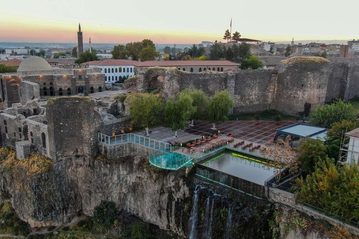 Büyükşehir Belediyesi’nden Bayramda ROJ Cafe Kararı Tepki Çekti