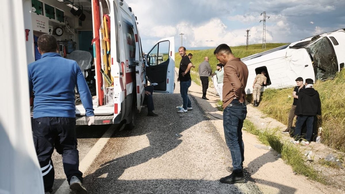 Silvan'da Yolcu Minibüsü Kazası: 11 Yaralı