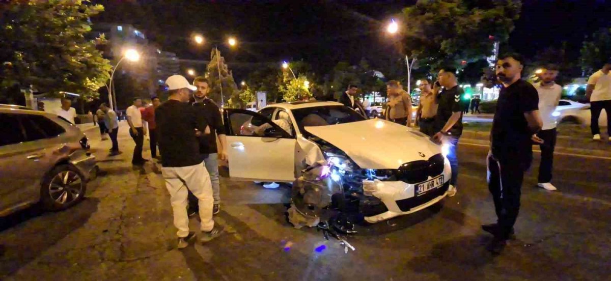 Diyarbakır'da Dün Gece İki Otomobil Çarpıştı: 5 Kişi Yaralandı