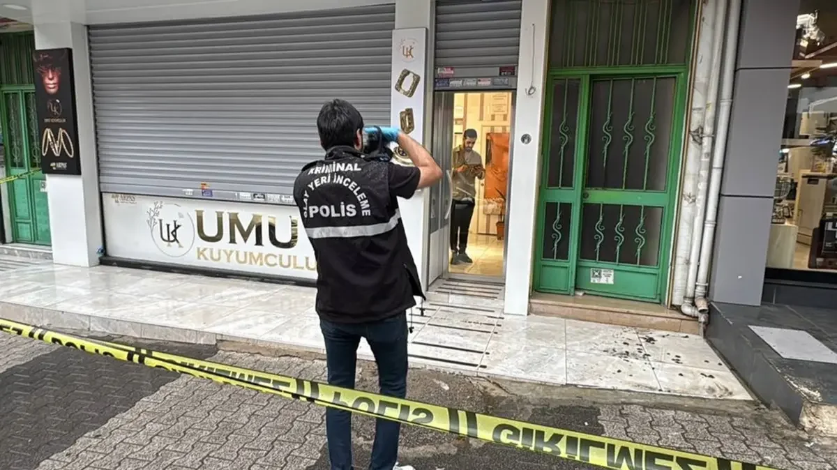 İstanbul'da Kuyumcu Soygunu: Maskeli Şüpheliler Altınları Alıp Kaçtı