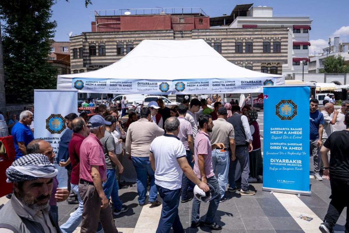 Tarihi Ulu Cami Önünde Geleneksel Lezzet Buluşması