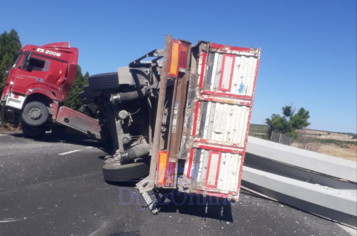 Urfa Yolunda Feci Kaza: Ağır Yük Kamyonu Devrildi, Otoban Trafiğe Kapandı