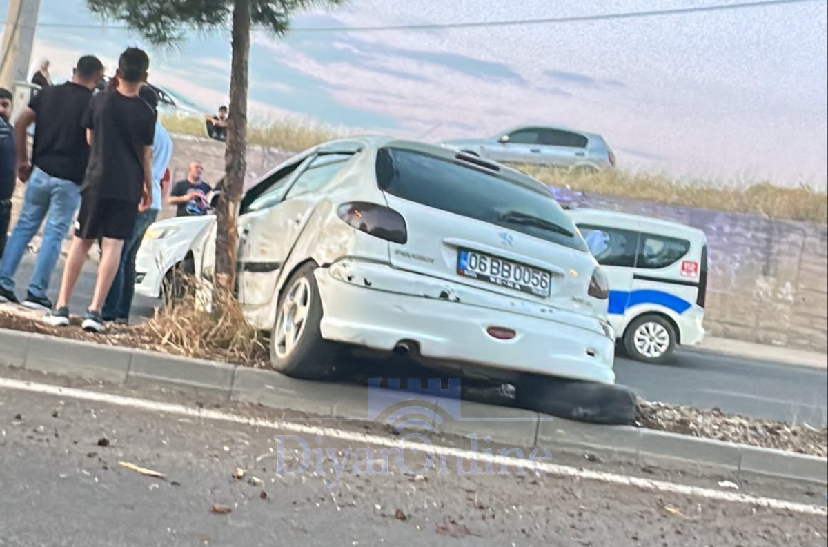 Toplu Konut Girişinde Kaza: Virajı Alamayan Araç Refüje Çıktı