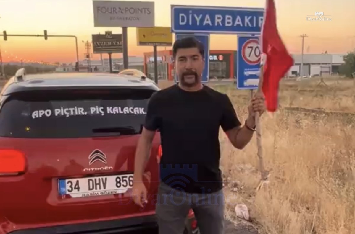 Diyarbakır Tabelası Altında Dikkat Çeken Görüntü: Barış Sürecini Zedeleyen Hareket Tepki Çekti