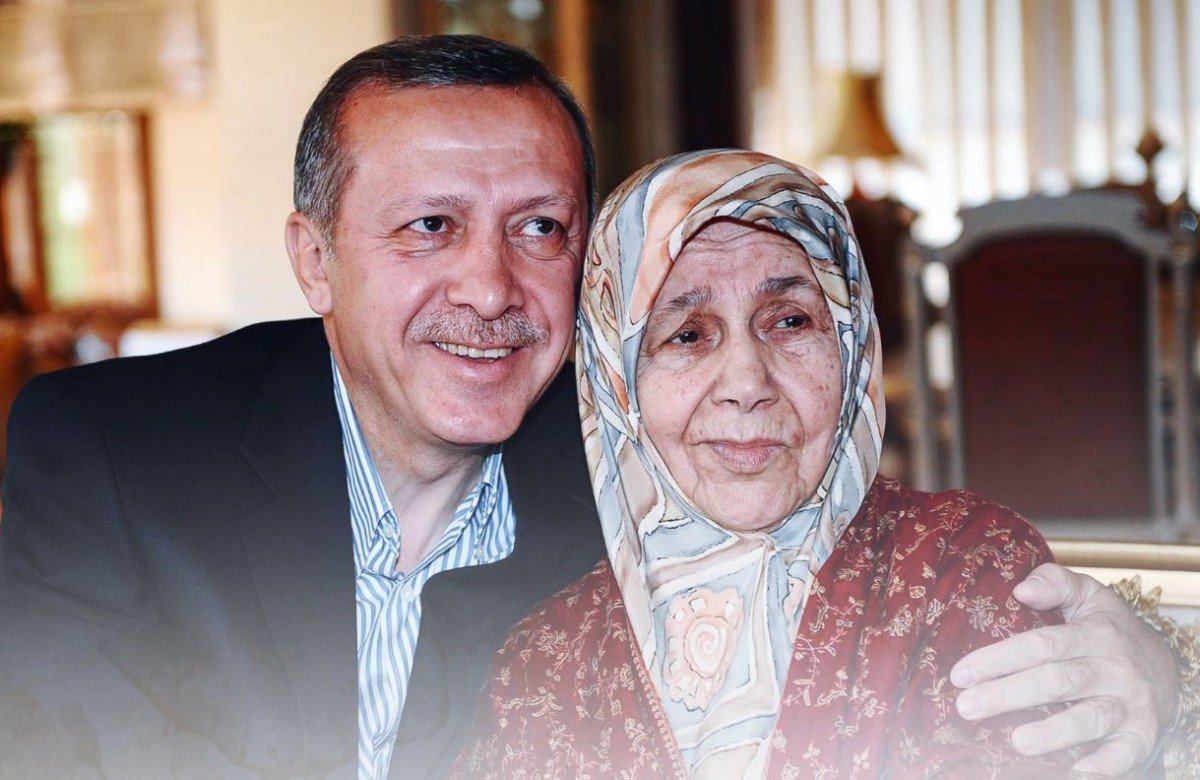 Erdoğan Çiftinden Anneler Günü Mesajı: “Anneler Toplumun En Büyük Işığı ve Temel Direğidir”
