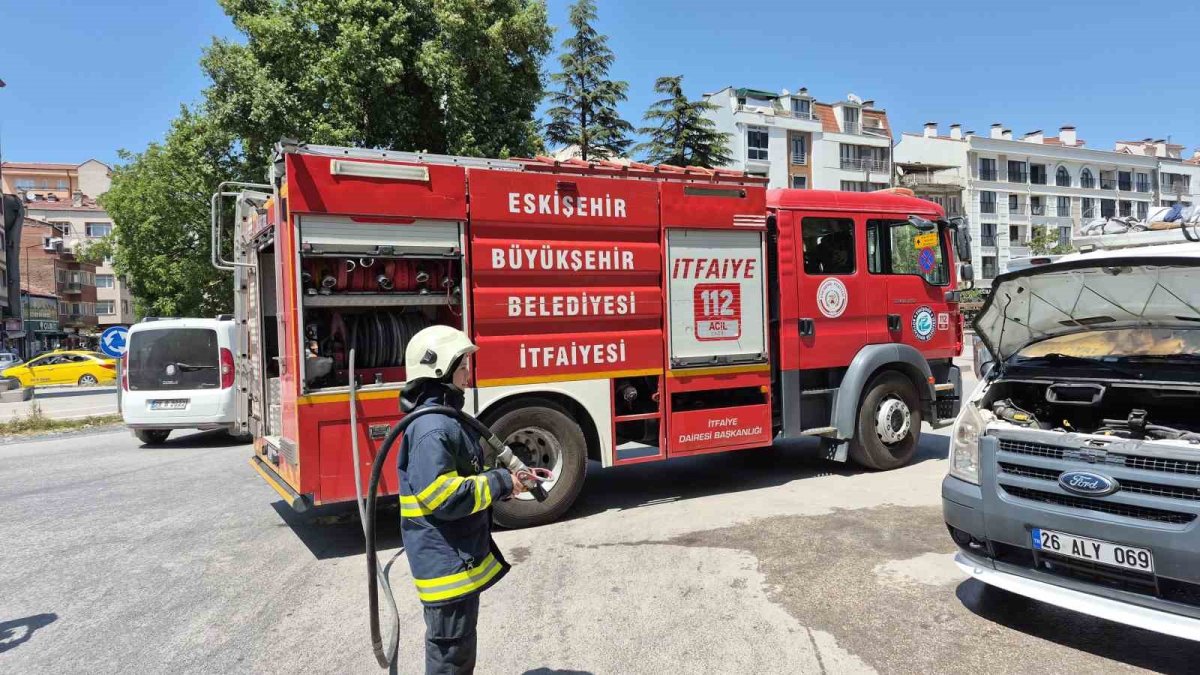 Park Halindeki Kamyonette Korkutan Yangın! Navigasyon Cihazı Patladı, Araç Alevlere Teslim Oldu