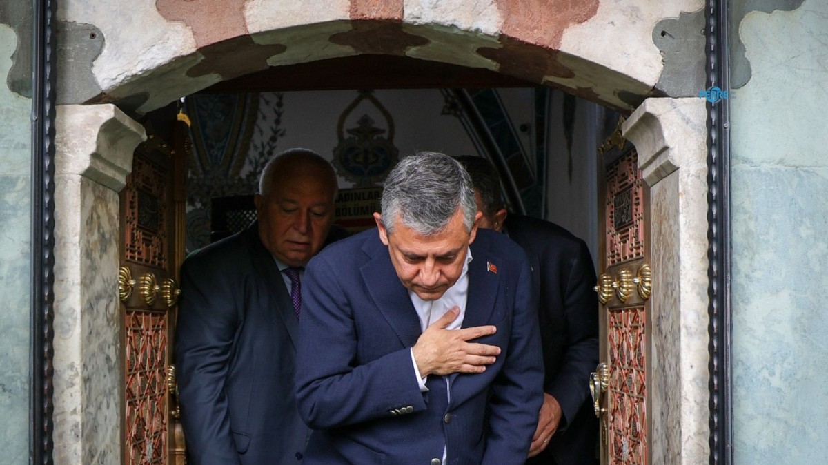 YENİ Parti kuruldu: Özgür Özel Hacı Bayram-ı Veli Camii’nden Birinci Meclis’e yürüdü